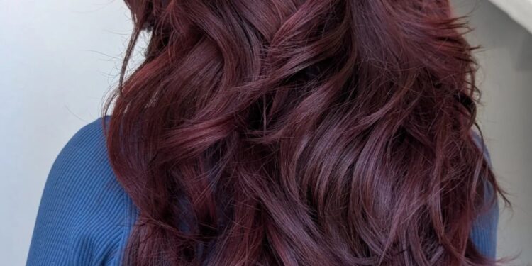 13 dunkle Burgunder Haarfarbe Trends, die Sie jetzt brauchen