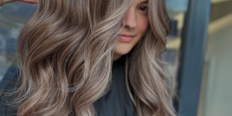 13 kann dunkle blonde Haarfarbe mit Highlights für 2025 nicht missbilligen