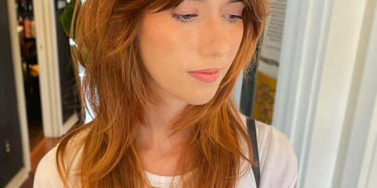 13 kultige, unordentliche Fransenfrisuren für Frauen für einen lebendigen Look