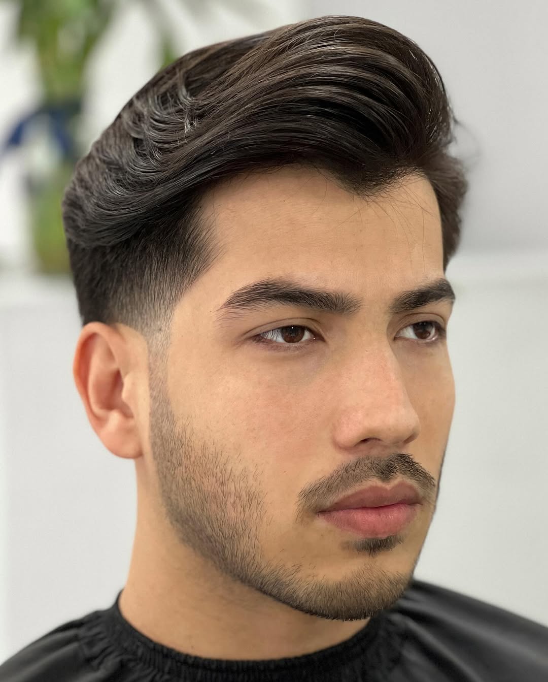 Längliches Gesicht polierter Pompadour