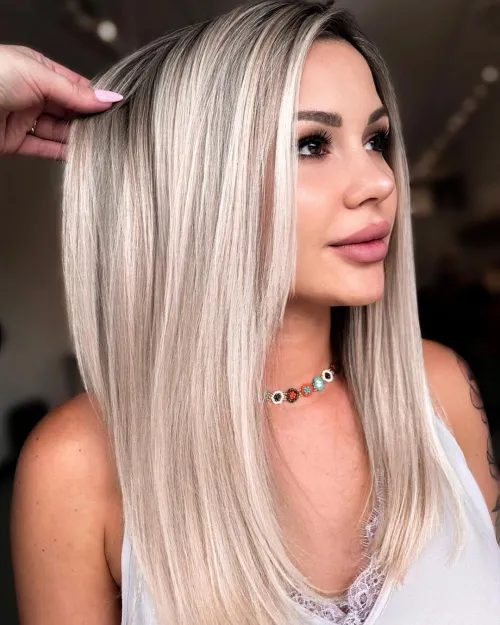 Glattes, dimensionales platinblondes Haar