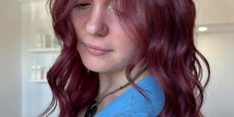 13 tiefe Burgunder-Haarfarben, die Ihren Look aufwerten