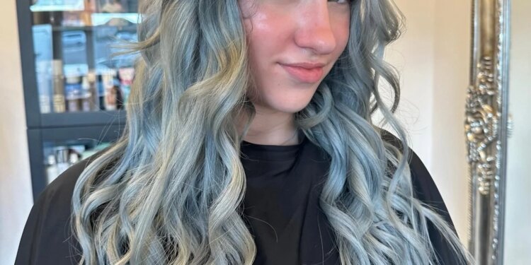 13 ultimative rauchblaue Haarfarben-Looks für 2025