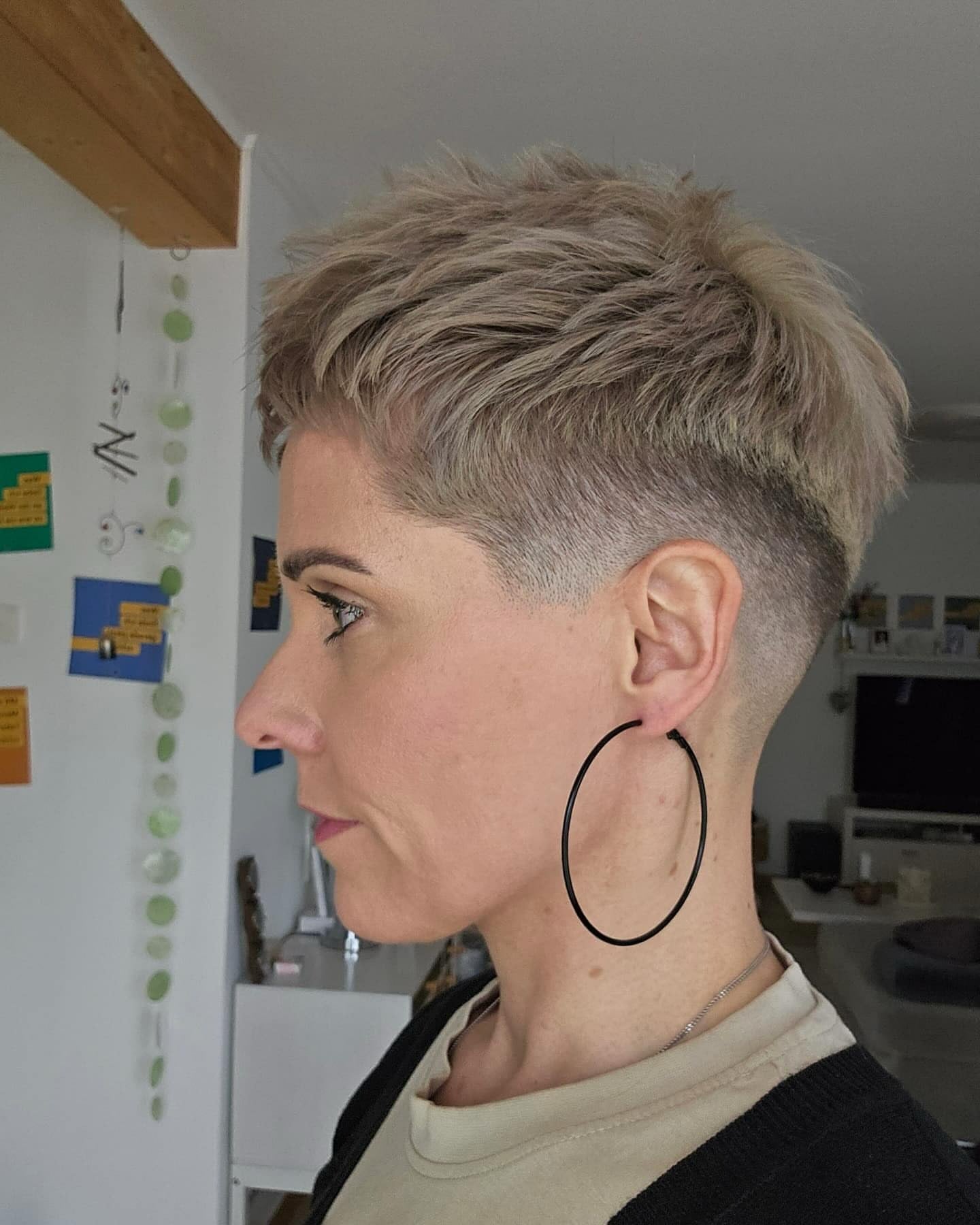 13. Aschbeiger Undercut-Pixie mit spitz zulaufenden Seiten (Pixie-Haarschnitte)