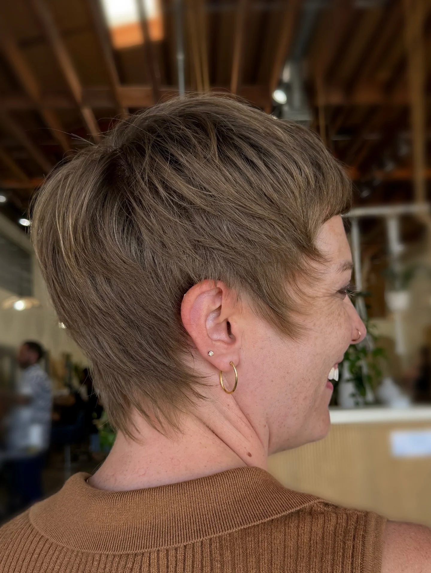 13. Ash Brown Layered Pixie Shag (kurze Pixie-Frisuren für Frauen)