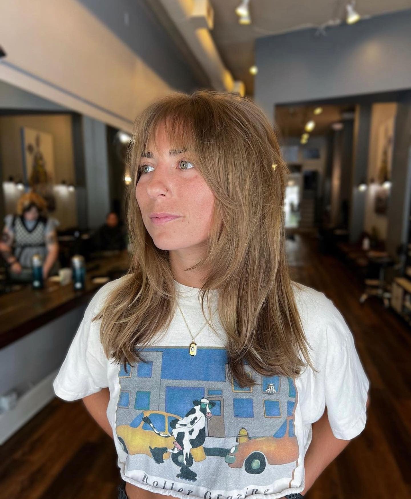 13. Aschebraune Schichten mit zotteligen Vorhang Pony (Pony Frisuren)