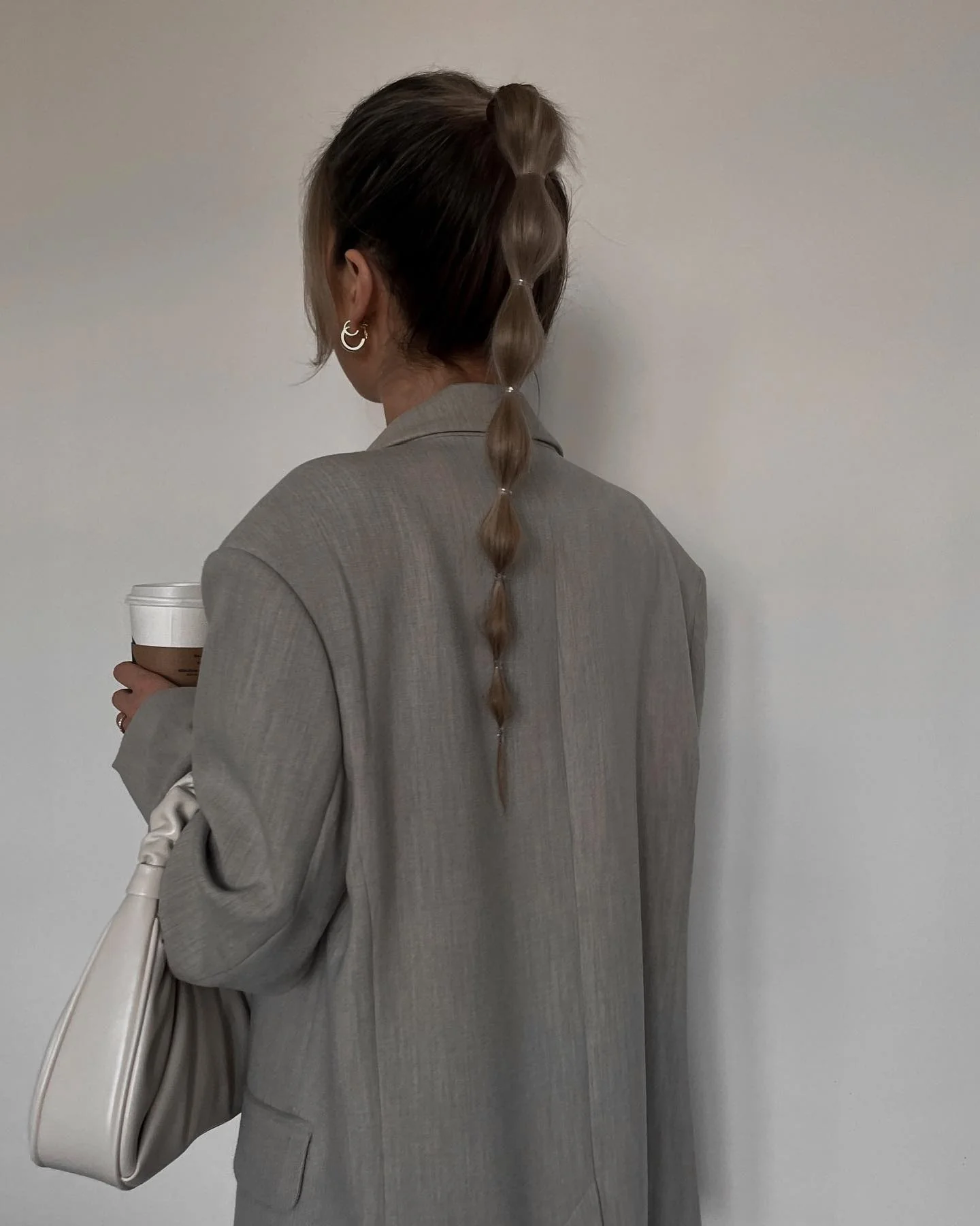 13. Aschbrauner, glatter Bubble-Pferdeschwanz mit minimaler Ästhetik (Bubble-Pferdeschwanz-Frisuren)