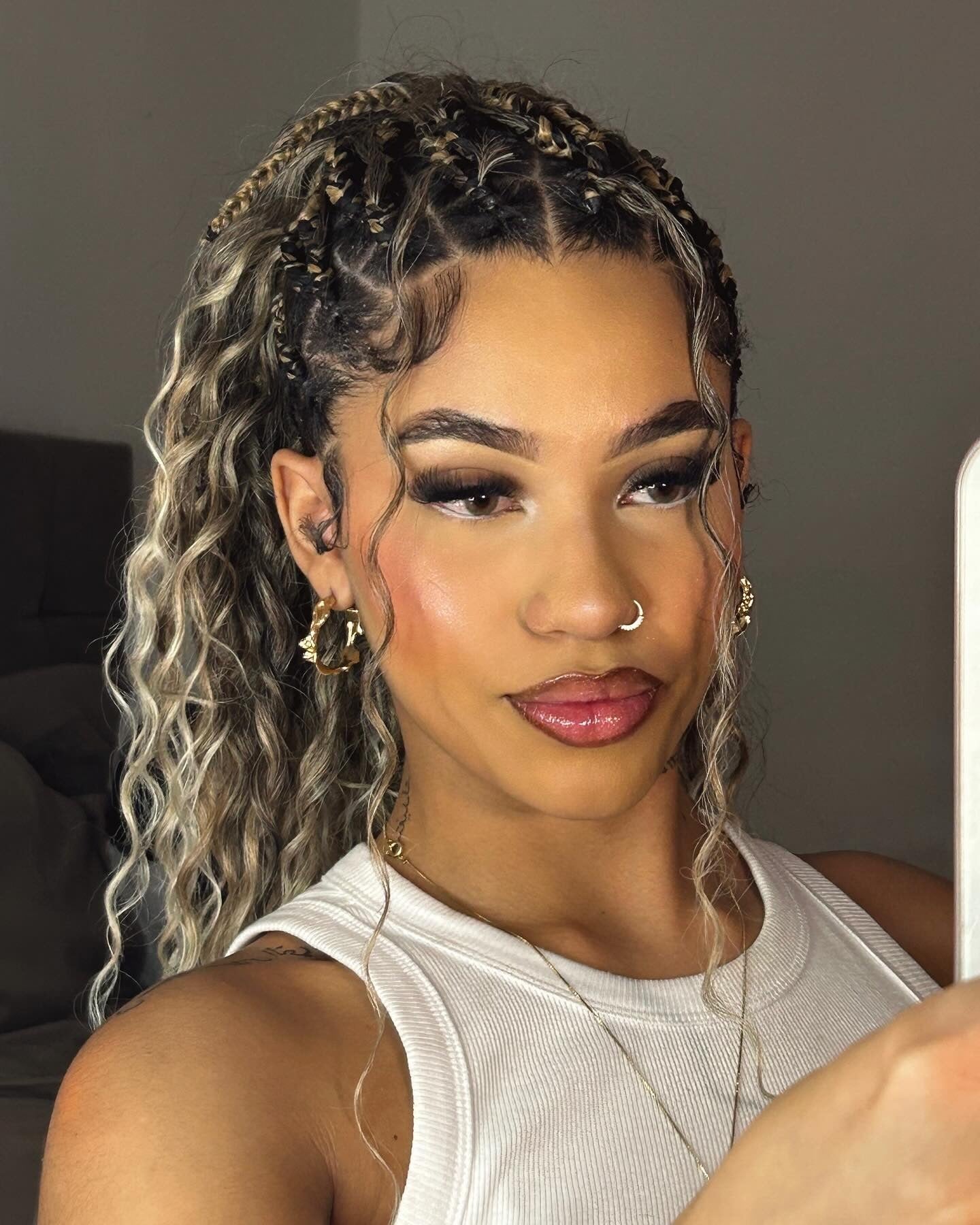 13. Blonde hervorgehoben halb-up-Zöpfe mit Wellen (Baddie Frisuren)