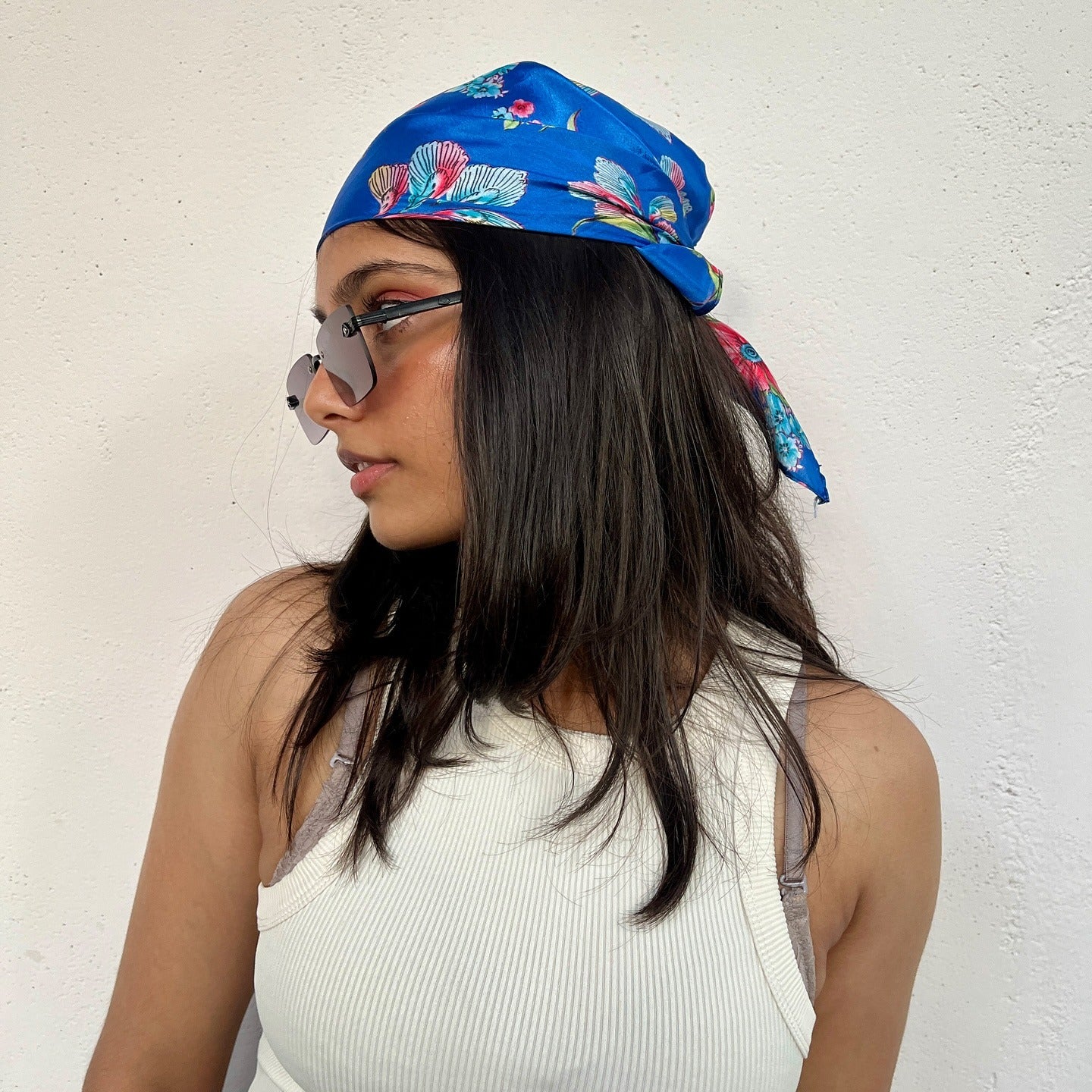 13. Fett blau Blumenbandana mit geradem geschichteten Haar (Bandana -Frisuren)