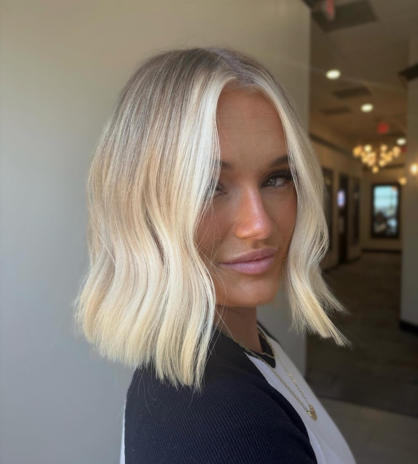 13. Bright Vanilla Sleek-Wave Bob (zerzauster Bob-Haarschnitt)