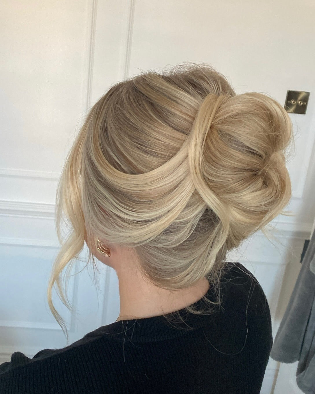 13. Butterblonder, geformter, gedrehter Dutt (unordentliche Hochsteckfrisuren für mittellanges Haar)