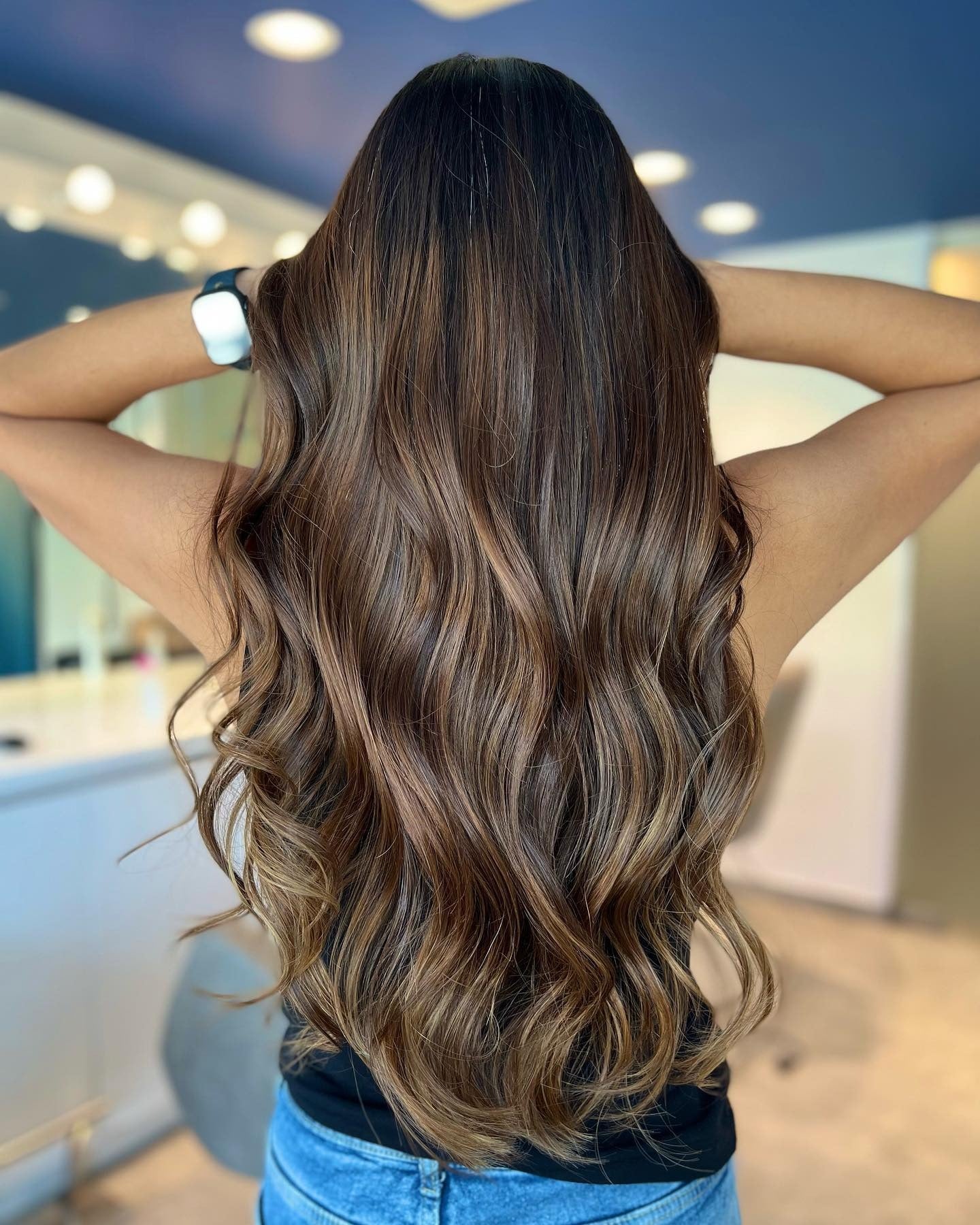 13. Karamell-infundierte Brünette (coole braune Haarfarbe)