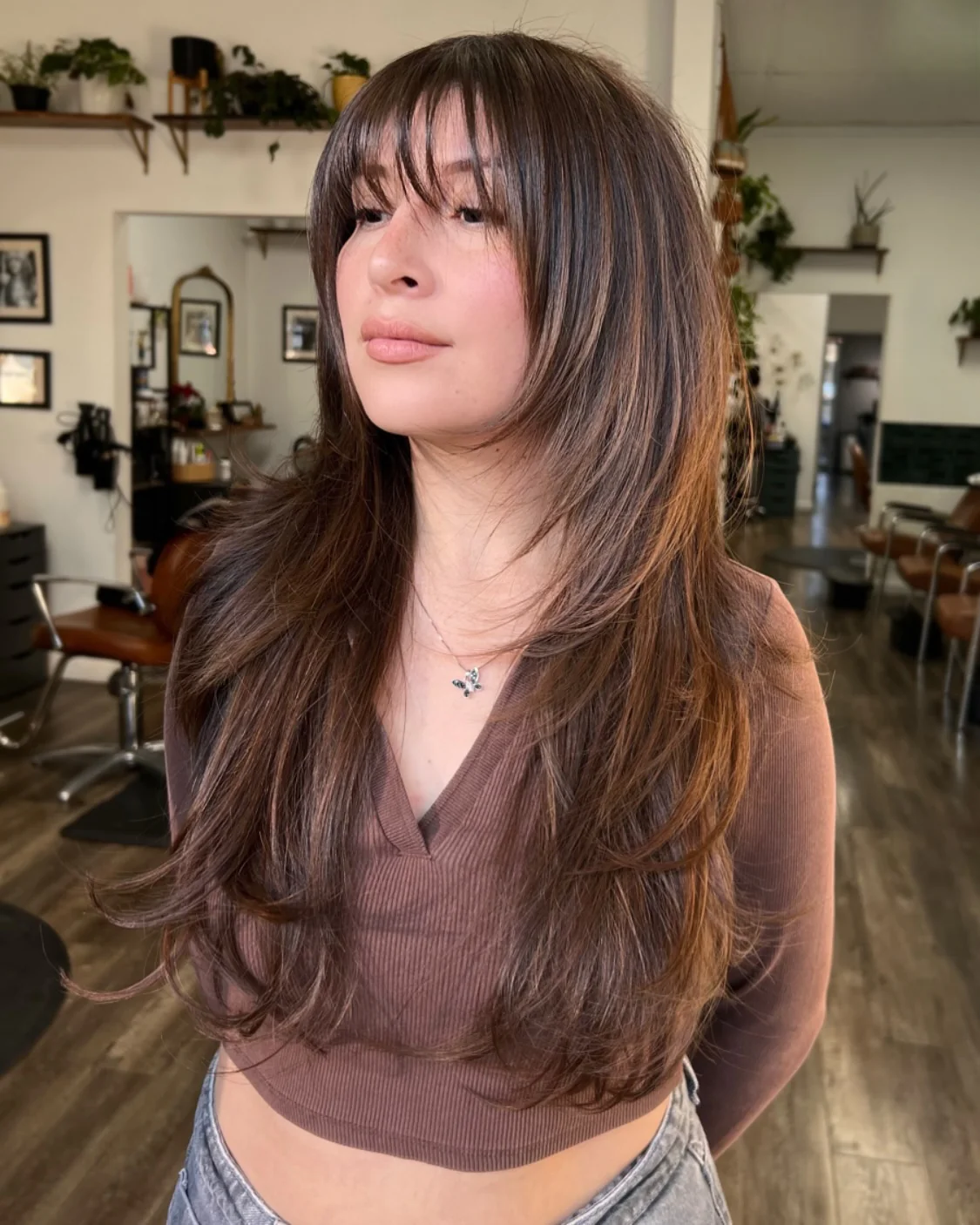 13. Kastanienbraune Schichten mit strukturierten Vorhangfransen (Wispy Layered Haircuts)