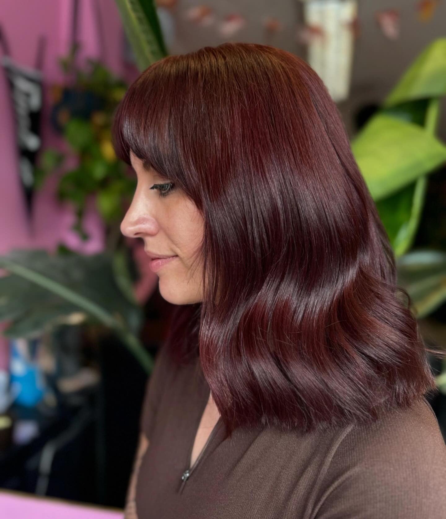 13. Chic Burgund Bob mit voller Fransen (dunkelrote Haarfarbe)