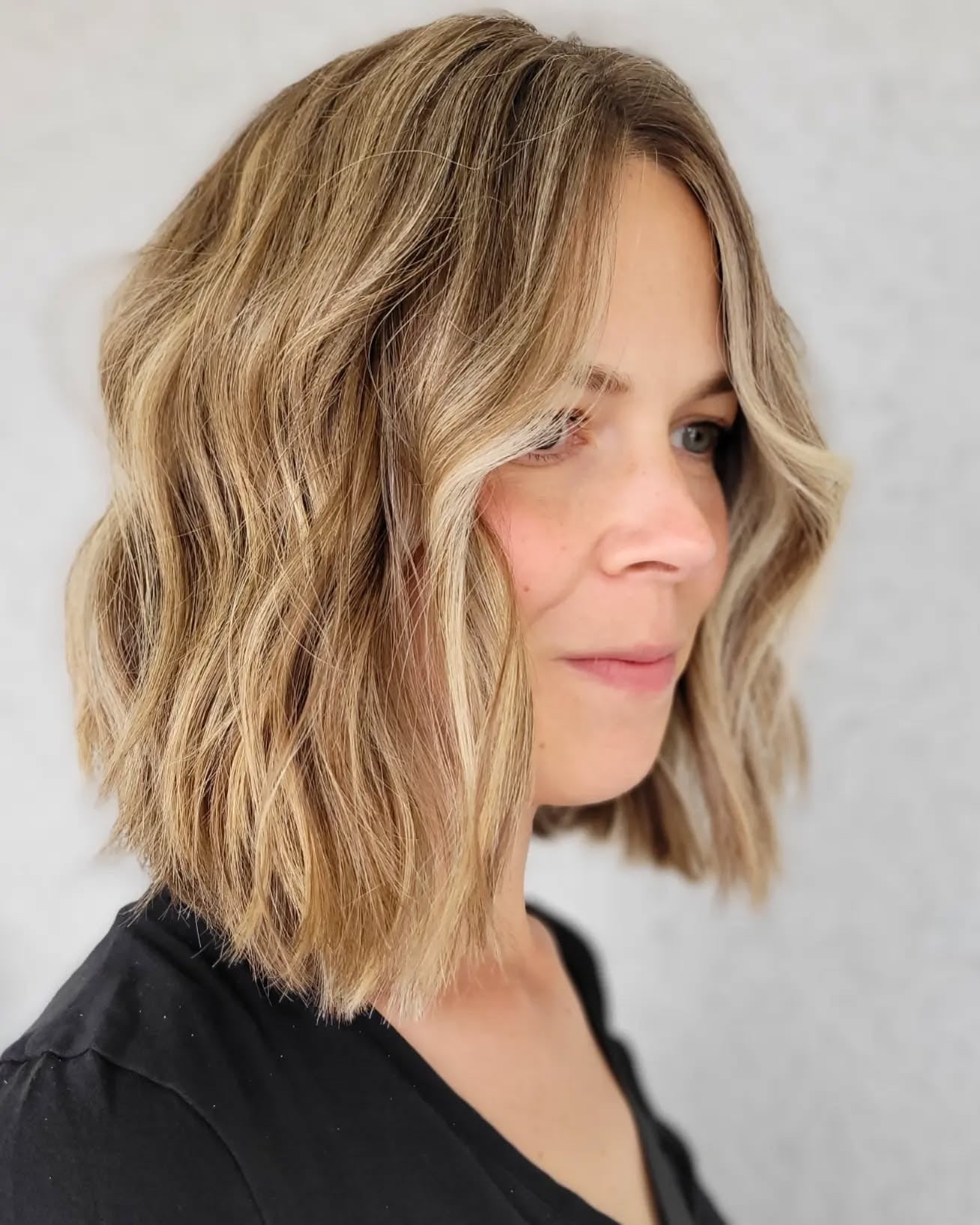 13. abgehacktes aschblonde Bob mit Schattenwurzel (mittelgroße Frisuren)