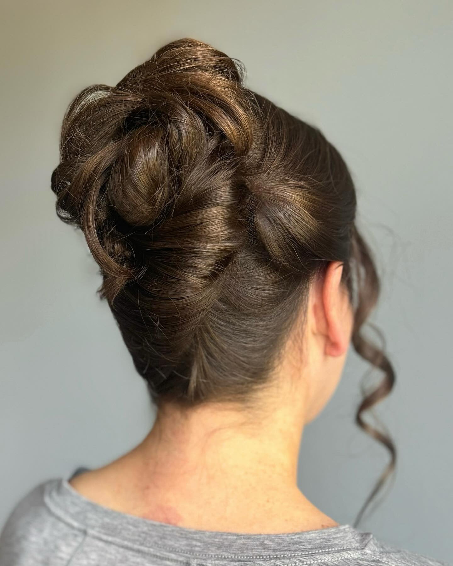 13. Klassische französische Twist mit Volumen - warmes Mokka -Brown (formelle Frisuren)