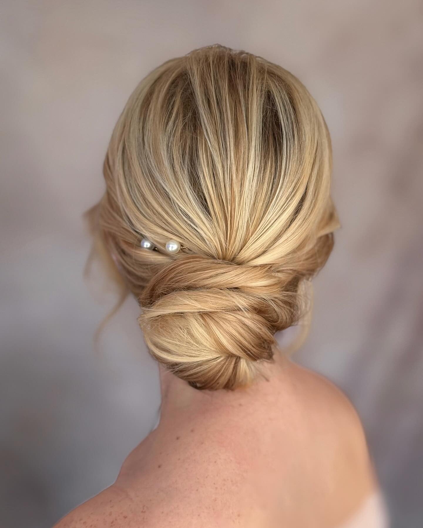13. Klassisches Low Bun mit Perlendetail auf Honigblond (Brötchen Frisuren)