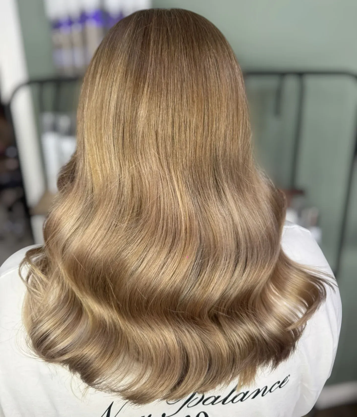 13. Klassische schulterlange Wellen in hellem Honigbraun (Honigbraune Haarfarbe)