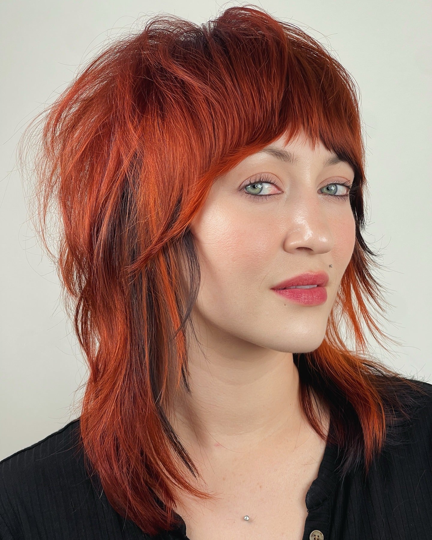 13. Crimson Shag mit Micro -Fransen und Low beleuchteten Enden (Shaggy Bob Frisuren)