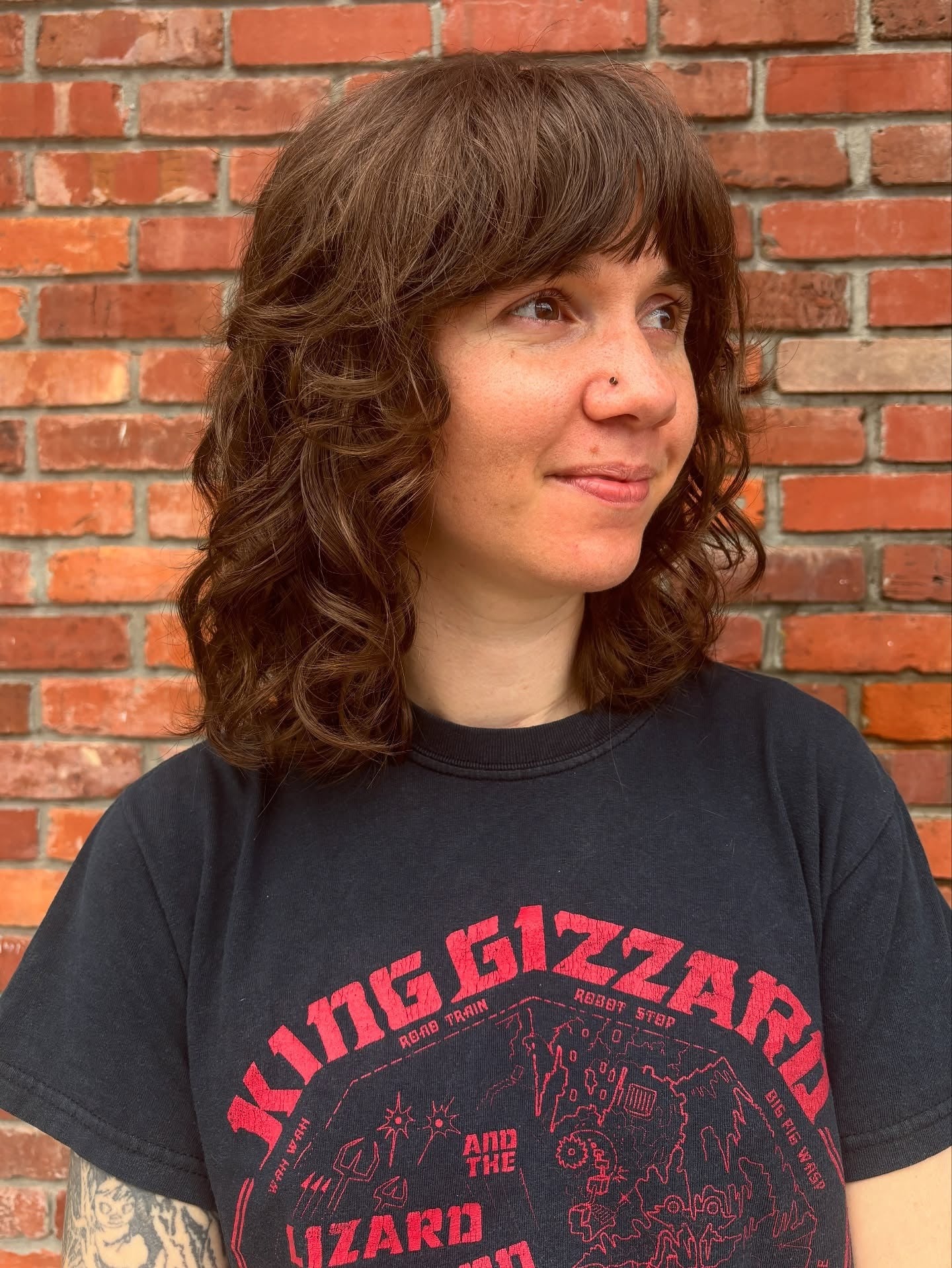 13. Lockiger schulterlanger Schnitt mit strukturiertem Pony (schulterlanges Haar)