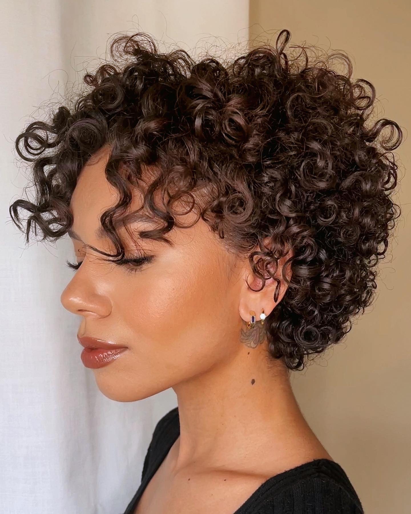 13. Curly Sonderpixie in Schokoladenbraun (kurze lockige Frisuren)