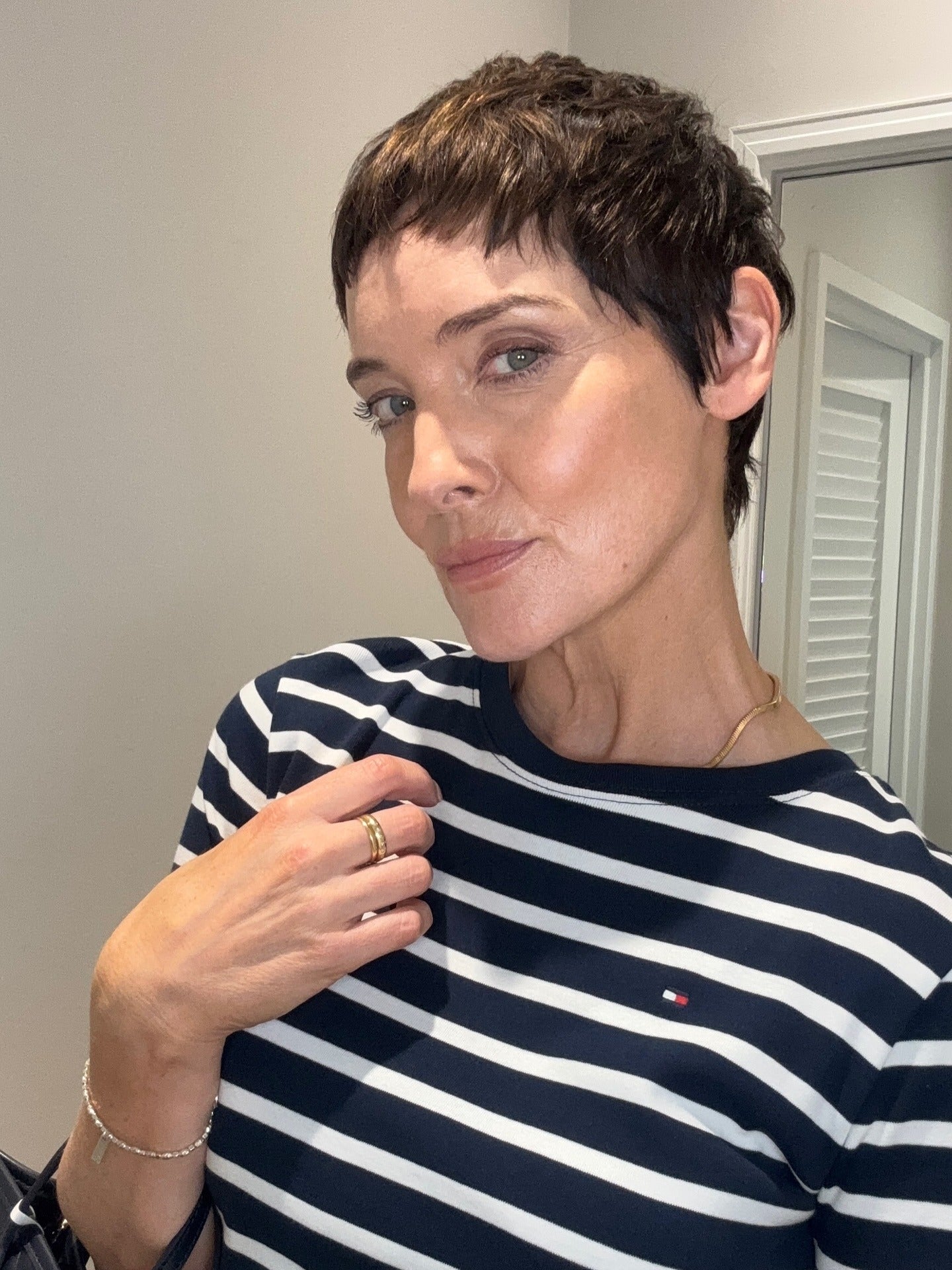 13. Dunkle brünette strukturierte Mikropixie (Pixie geschnitten für dünne Haare)