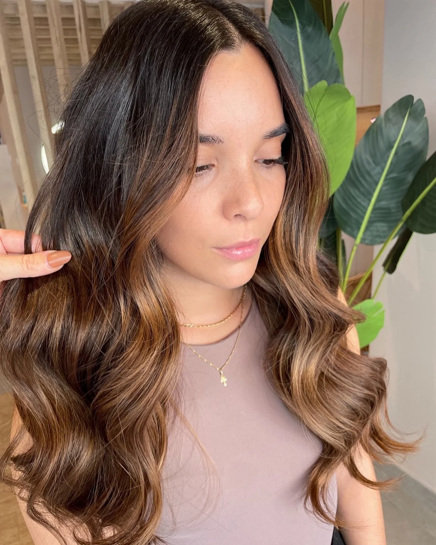 13. Tiefes brünettes Melt mit glänzenden Karamellspitzen (Karamell-Haarfarbe)