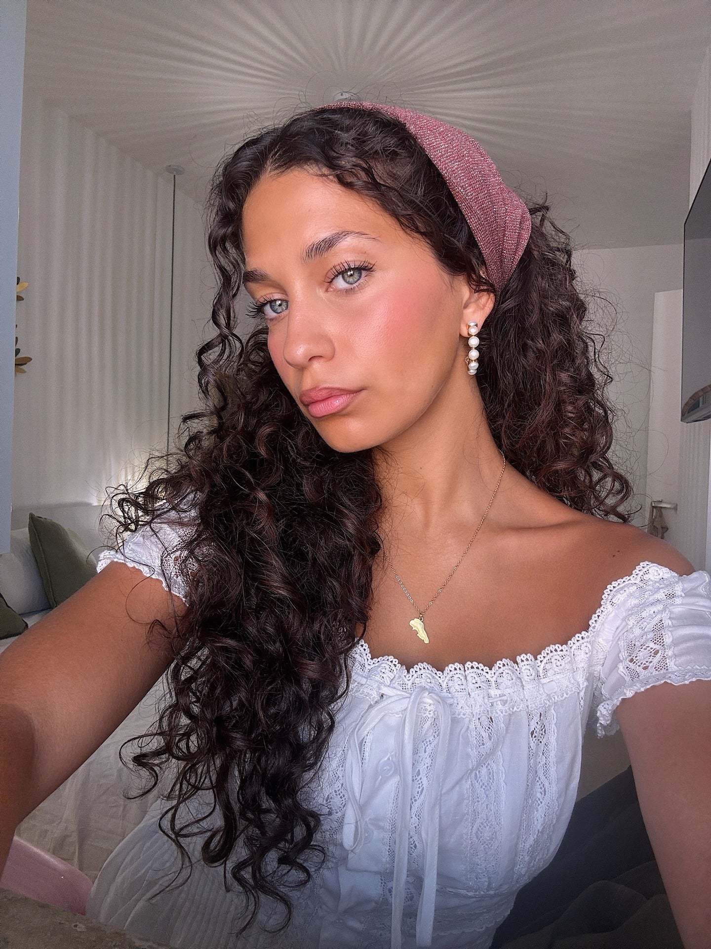 13. Tiefe brünette Wellen mit Stirnband (unordentliches lockiges Haar)