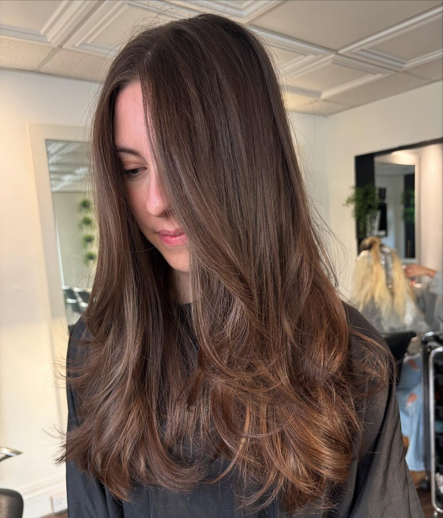 13. Tiefe Mokka-Schichten mit luftigem Vorhangrahmen (lange Stufenfrisuren)