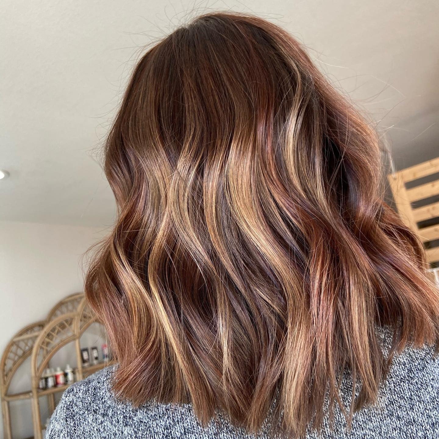 13. Dimensional Auburn schmelzen mit blonden Streifen (rotbraunes Haar mit Highlights)