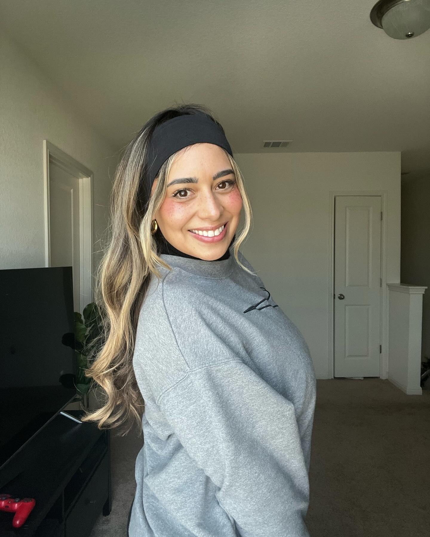 13. Dimensionale Brünettenwellen mit schwarzem, breitem Stirnband (Stirnbandfrisuren)