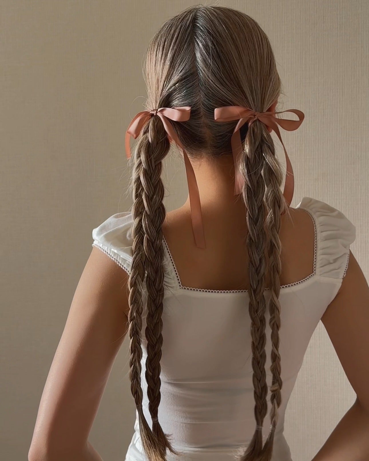 13. Doppelgeflecht mit rosa Band auf aschbraunem Haar (Sommerfrisuren)