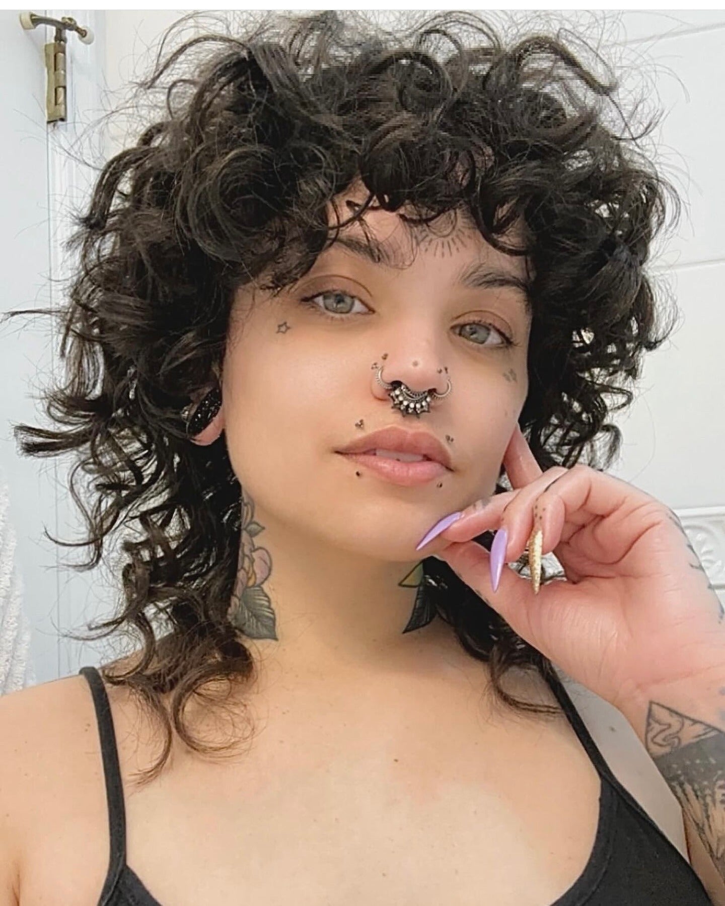 13. Nervös, lockiger Wolf mit strukturierten Pony (Curly Wolf Haircut)