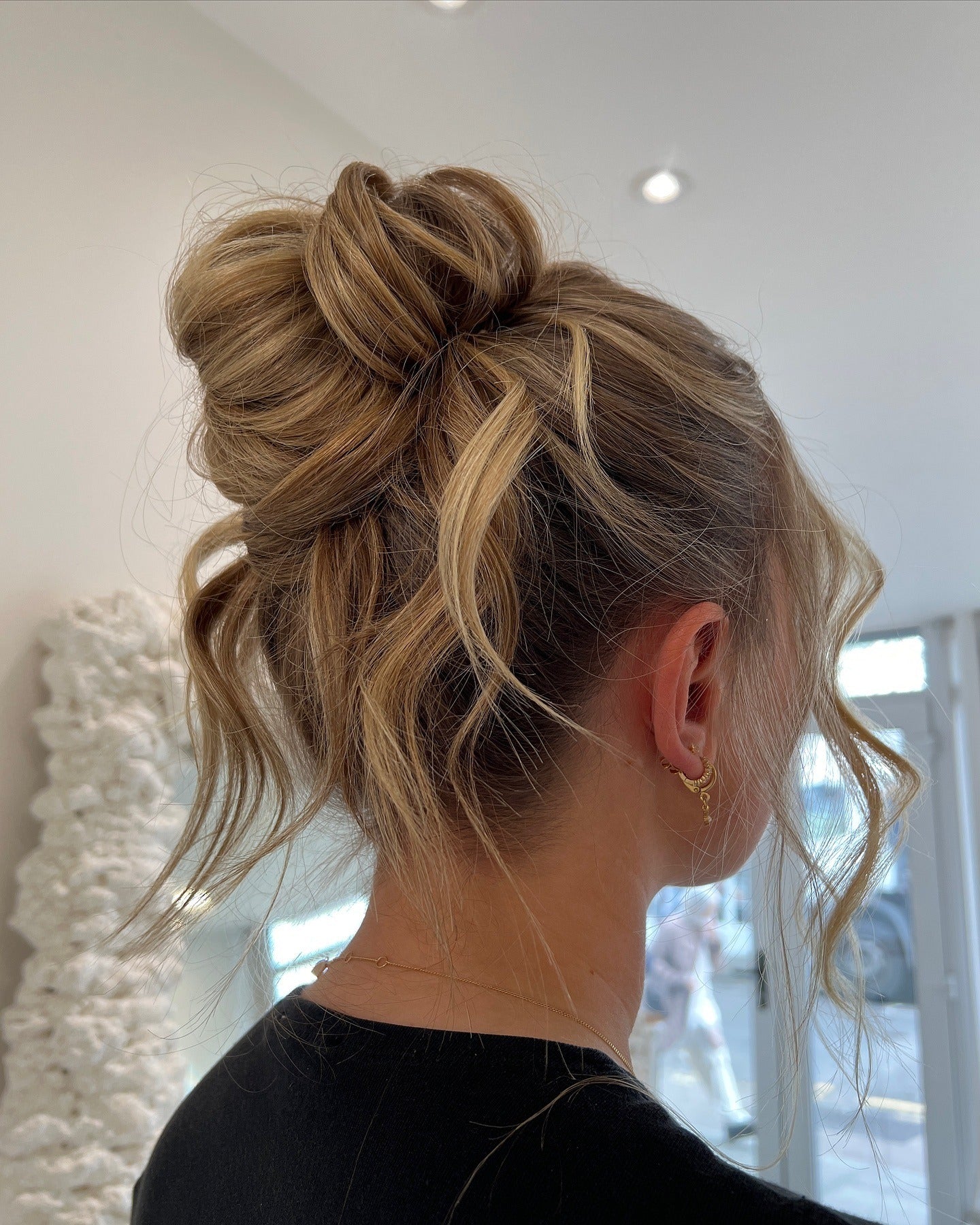 13. Mühelosen Karamellblonde Messy Bun (Hochsteckfrisur)