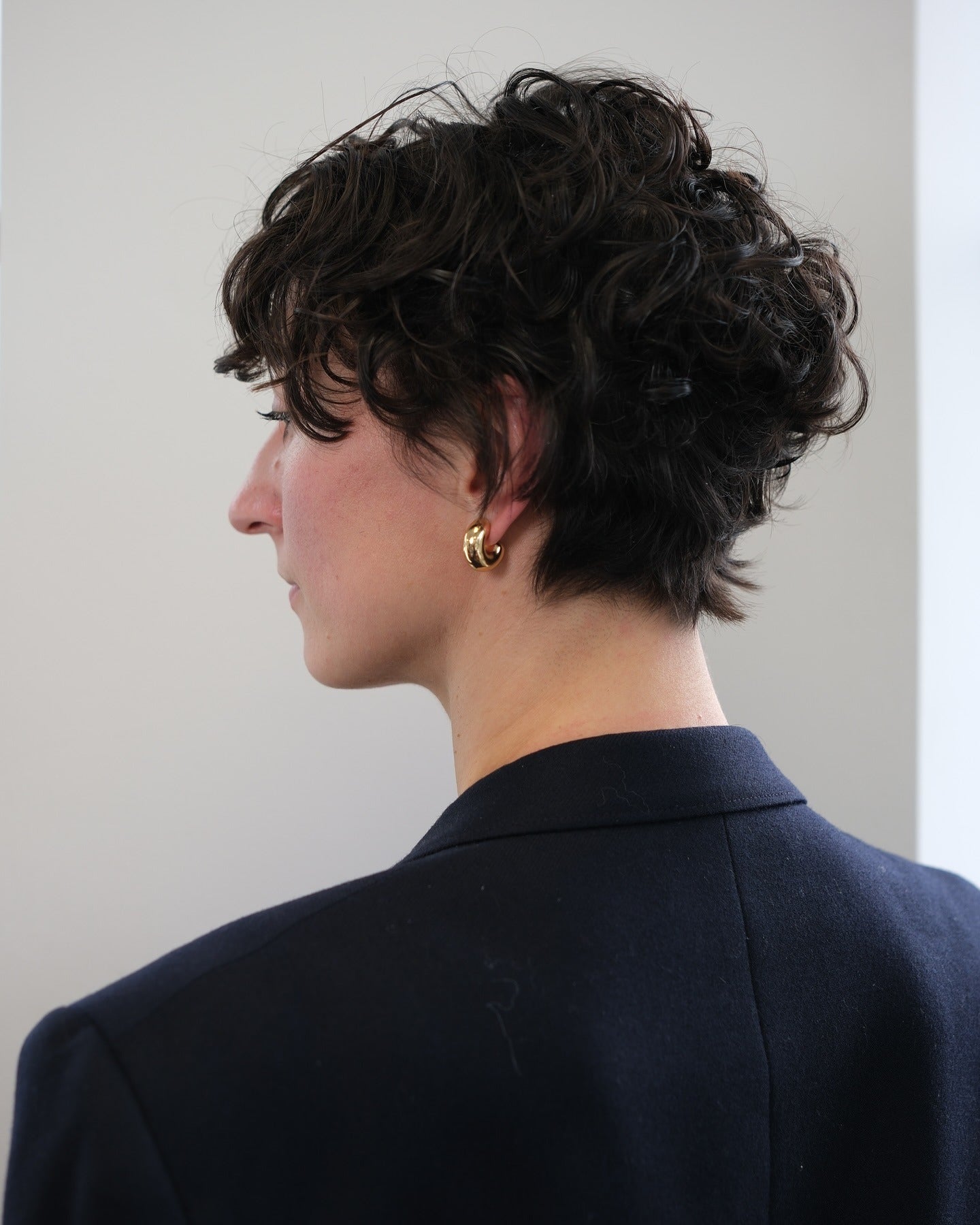 13. Eleganter, sich verjüngender, lockiger Pixie-Schnitt (lockige Pixie-Frisuren)