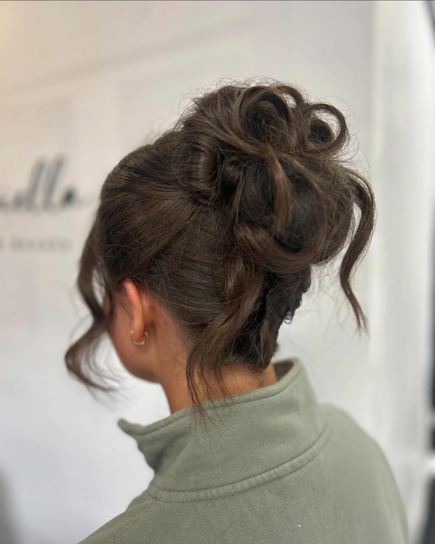13. Strukturierter Dutt in Espressobraun (Messy Bun-Frisuren)