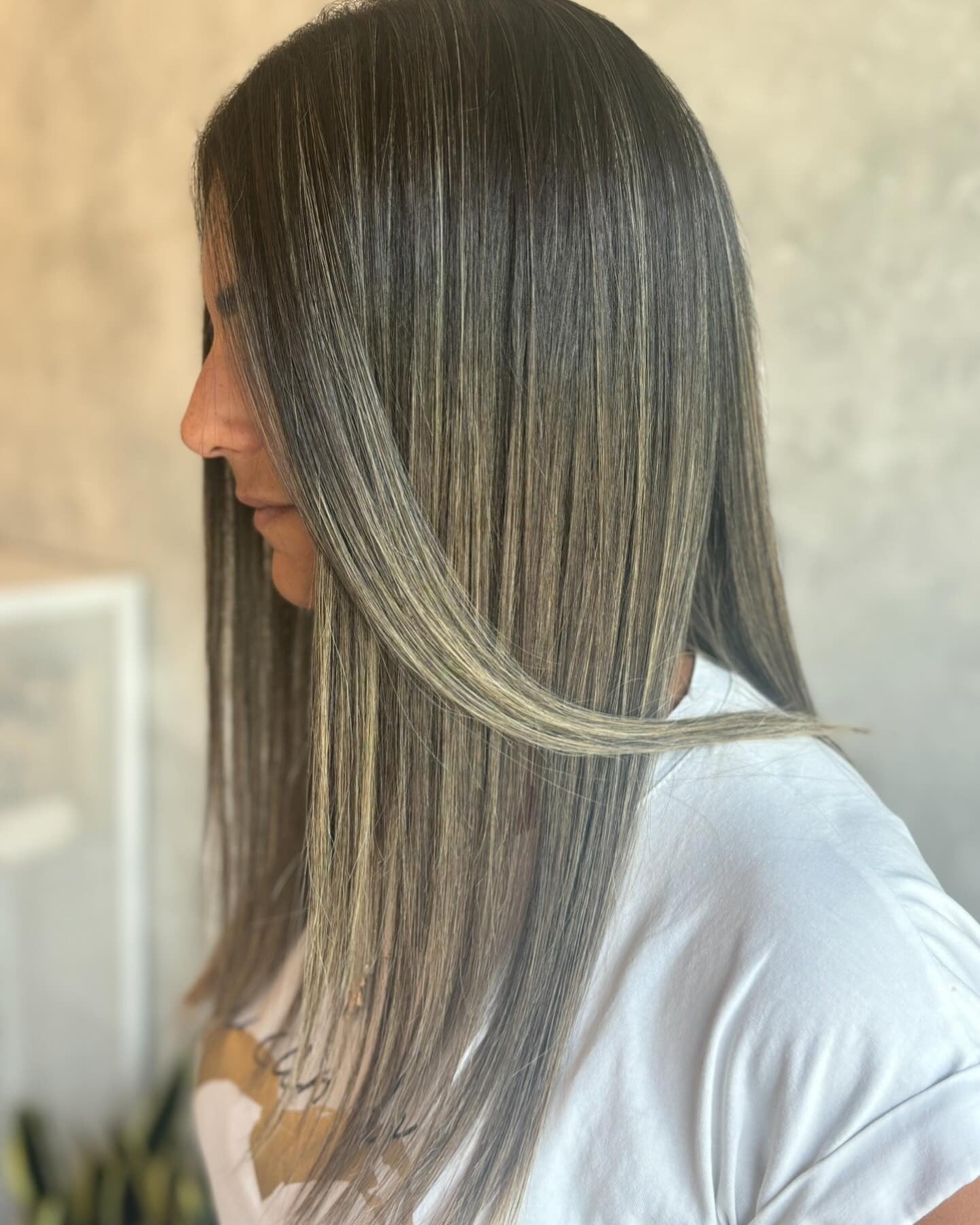 13. Feine aschblonde Bänder auf schläfrigen brünetten Schichten (hebt die Haarfarbe hervor)