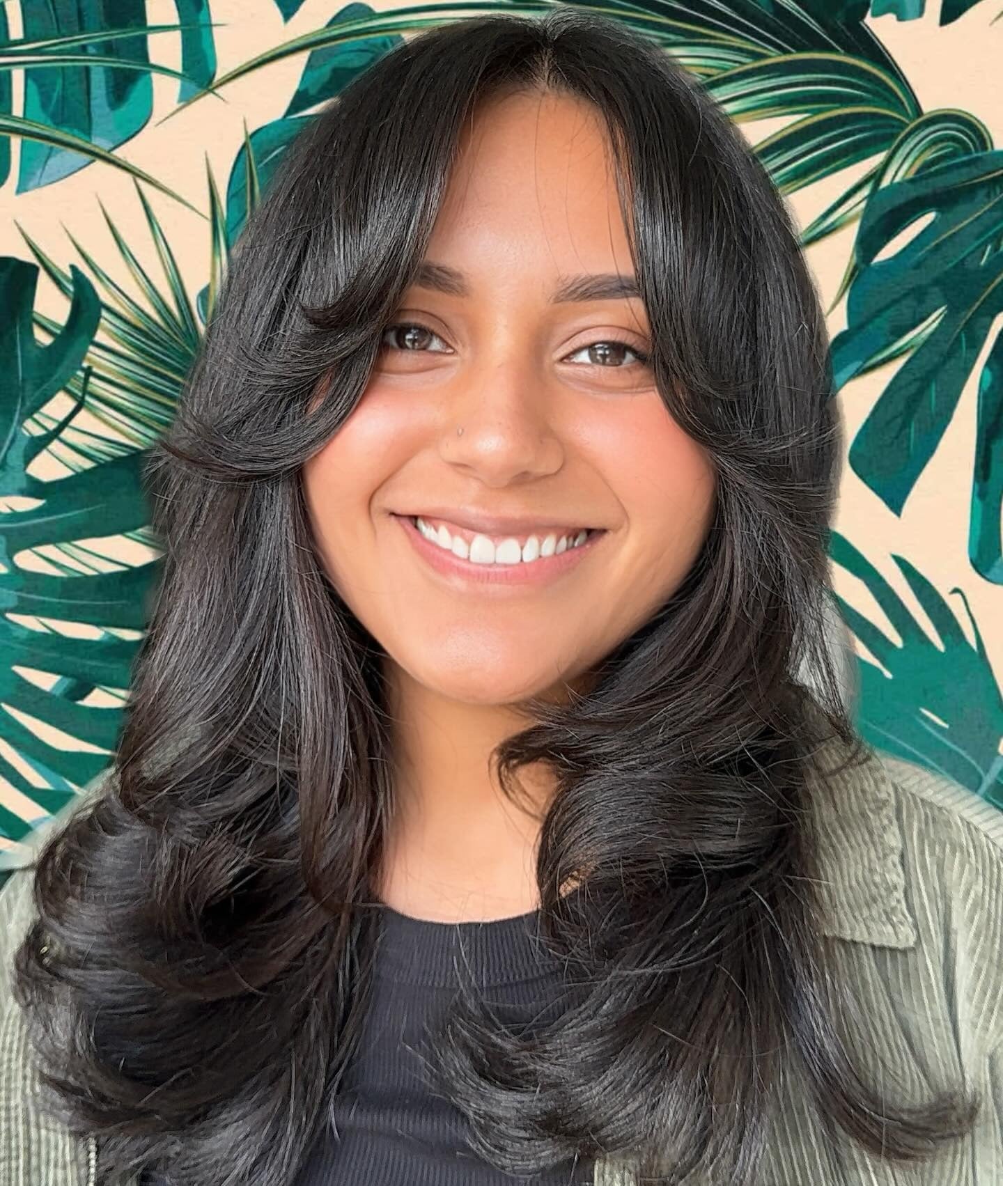 13. Hochglänzende schwarze Schichten mit abgerundeter Bewegung (mittelgroße Schichthaarschnitte)