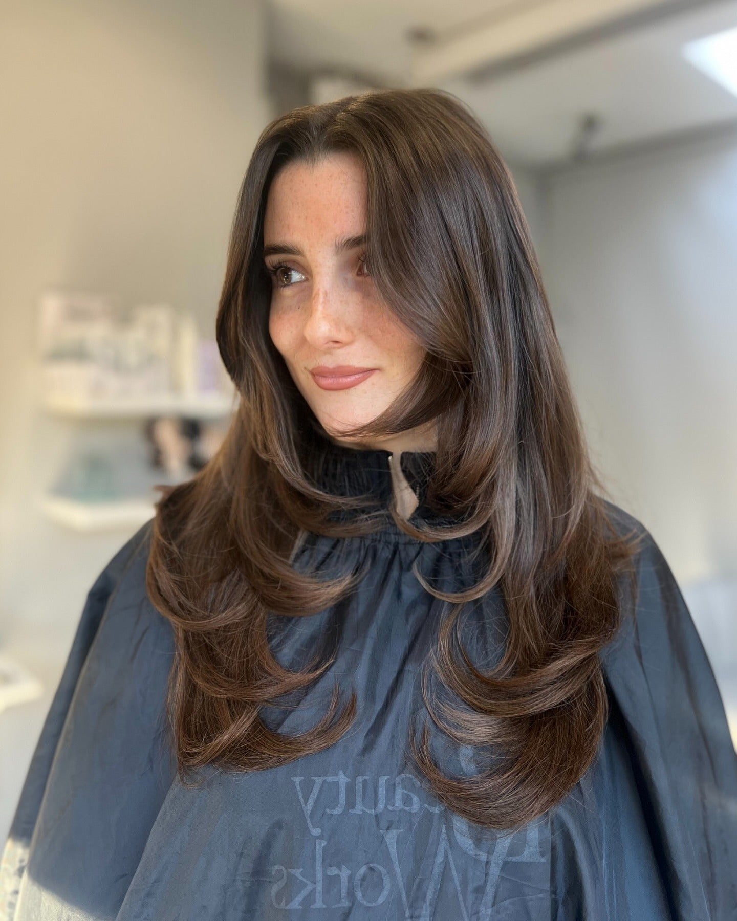 13. Hochglänzende Schokoladenschichten mit wispy gefiederten Enden (lange wispige Haarschnitte)