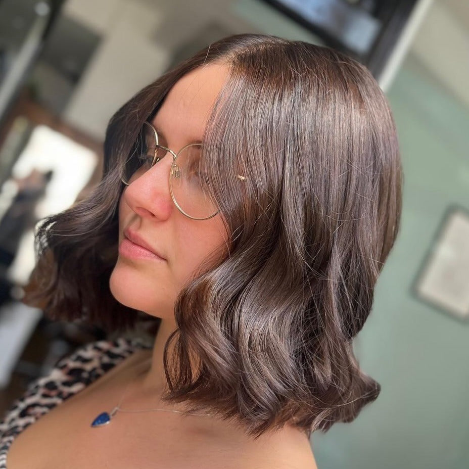 13. Glossy Chocolate Wave Bob (Frisuren der Chic-Länge)