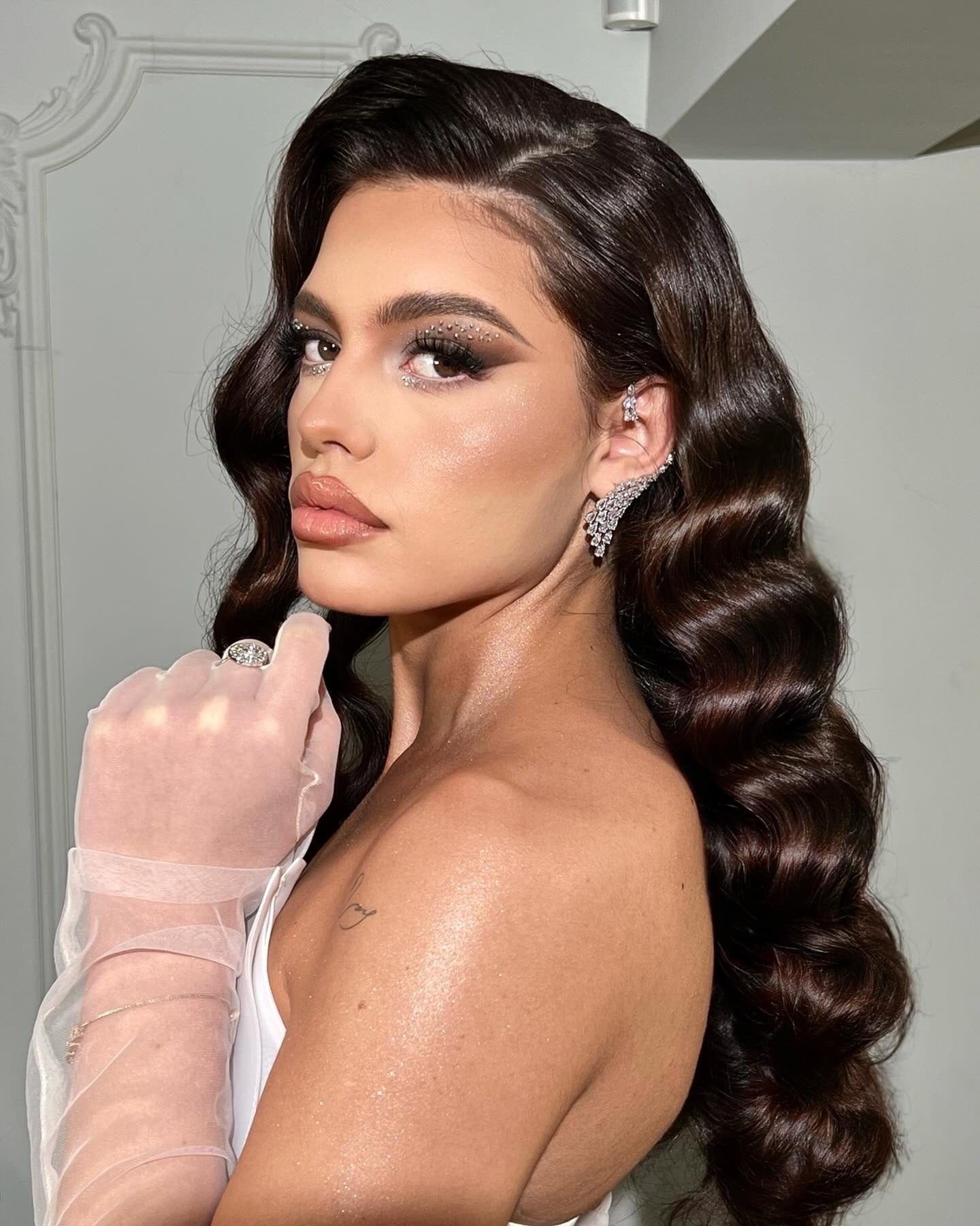 13. Hochglänzende Hollywood-Wellen (Braut Frisuren)