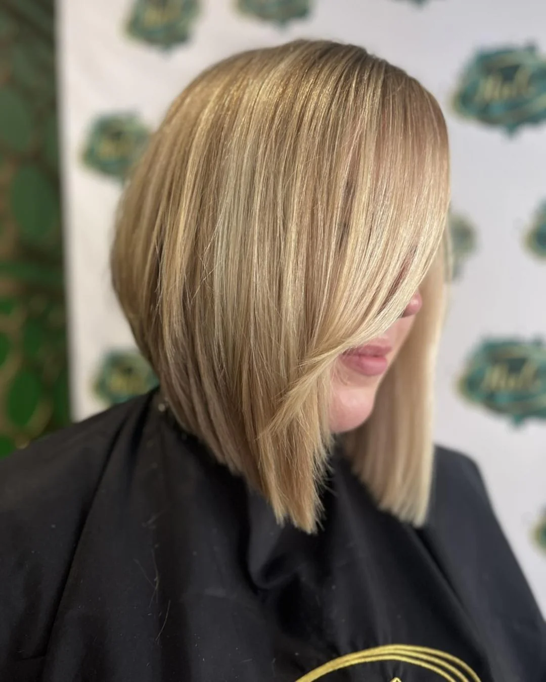 13. Golden Beige Inverted Bob mit geschwungenen Fransen (Inverted Bob Frisuren)