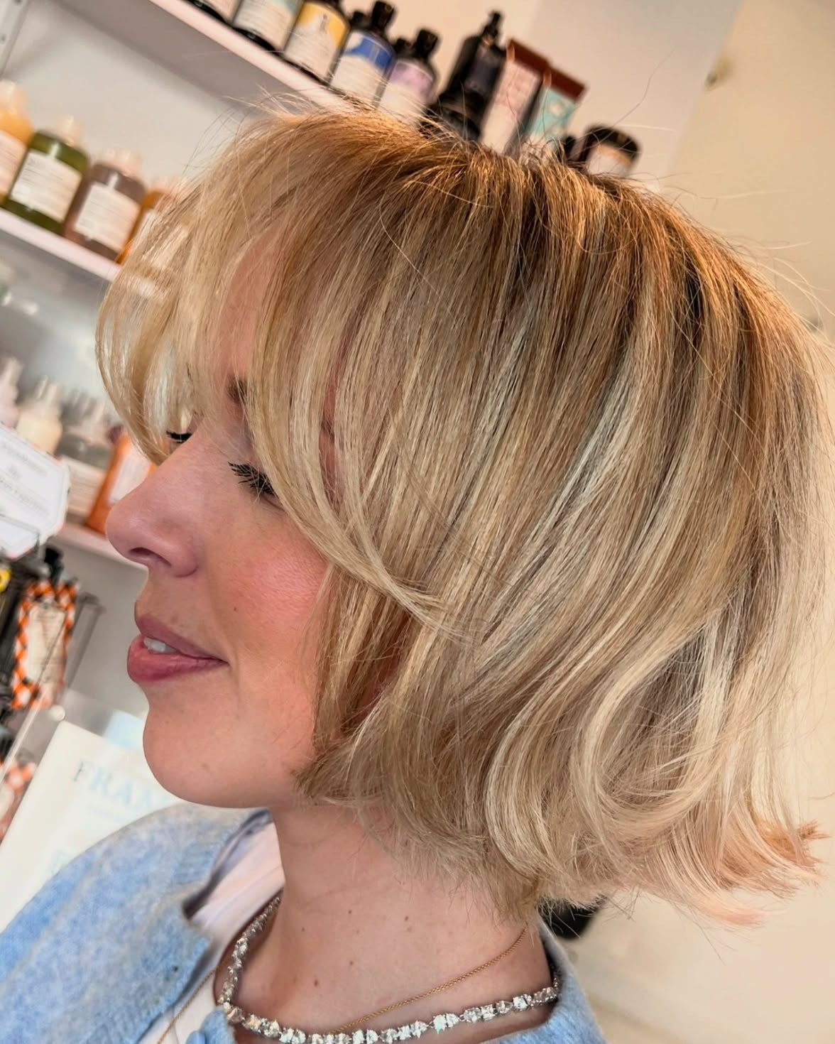 13. Golden Blonde Bob mit wispy Fransen (Hüpfbobhaar)