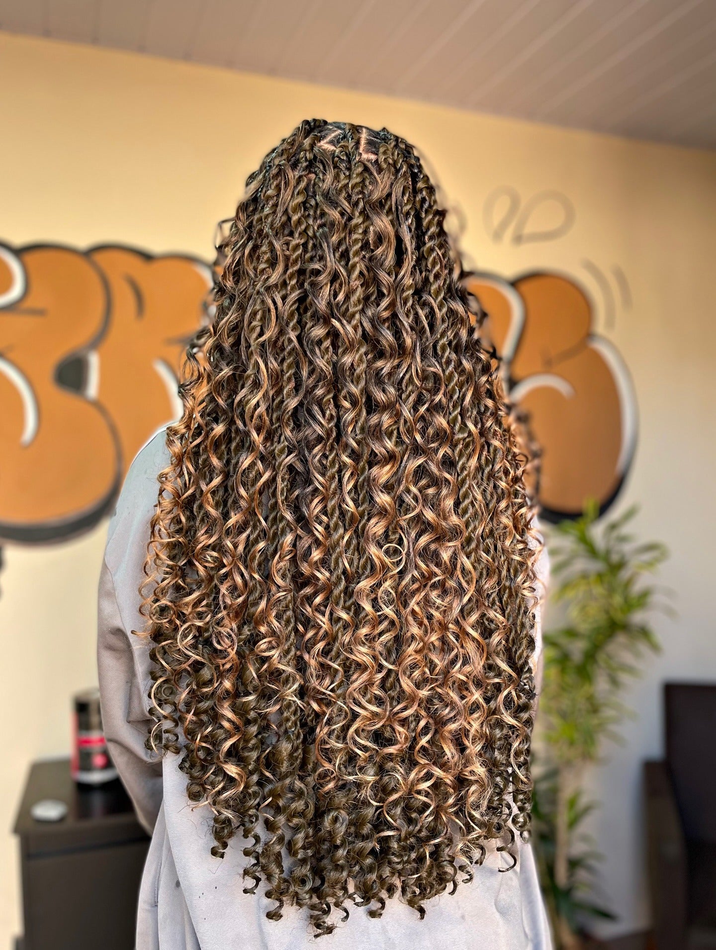 13. Golden Brown Twist Zöpfe mit lockigen Enden (Twist Braid Frisuren)