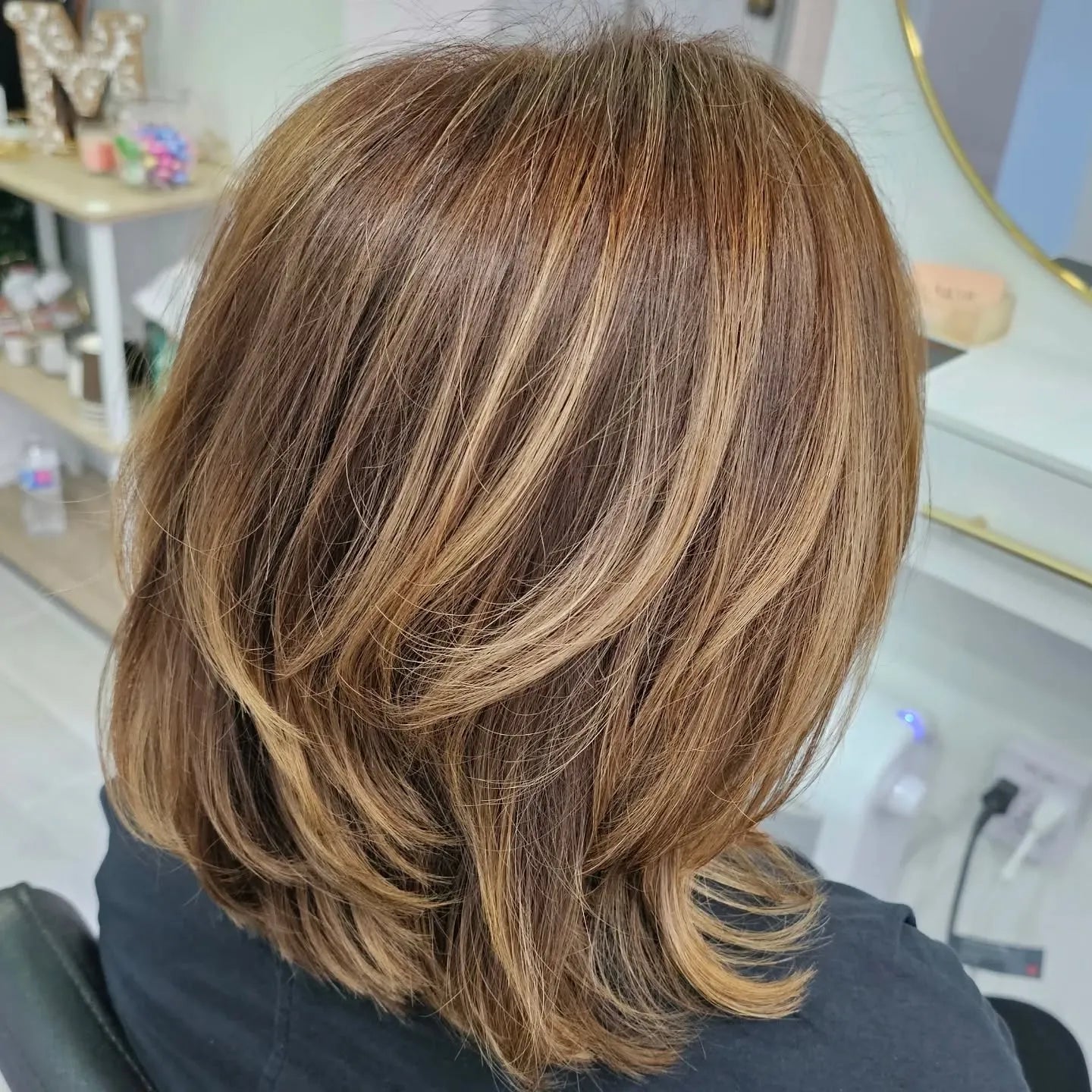 13. Golden Chestnut Bob mit nahtlosen Schichten (Long Layered Bob)