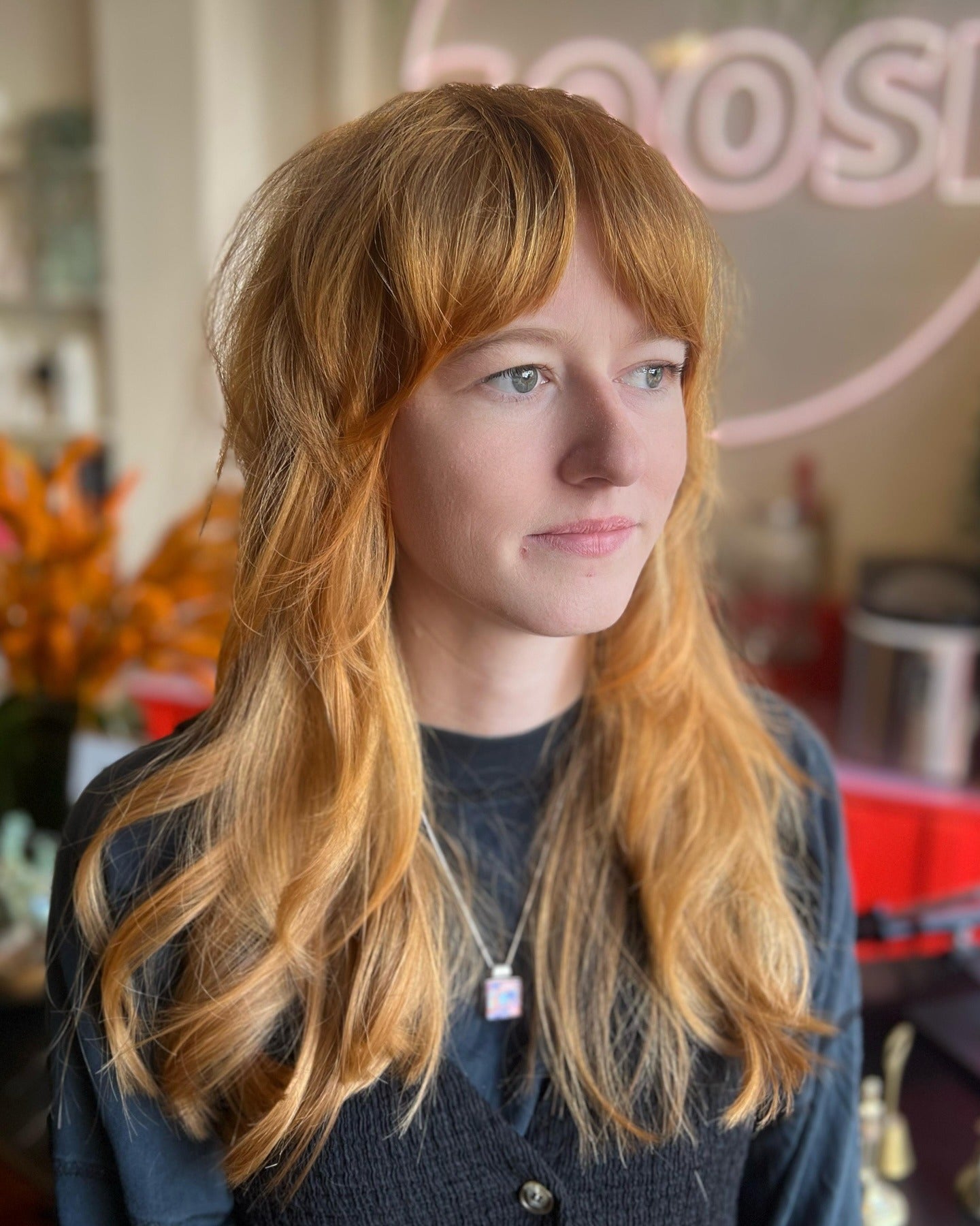 13. Goldener Kupfer Shag mit weichen Retro -Pony (lange Shag -Frisuren)