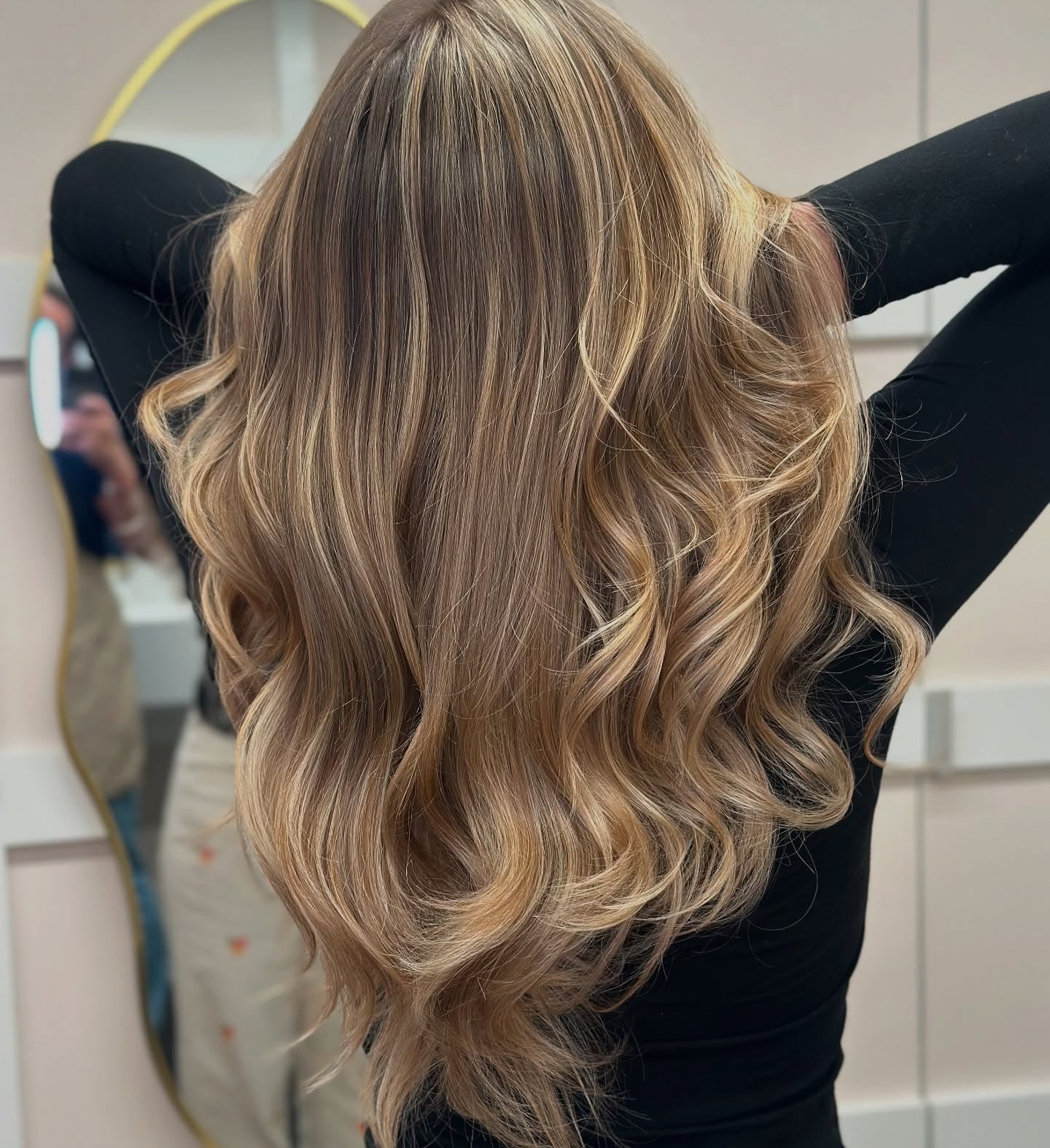 13. Golden Dirty Blonde mit definierten Schichten (schmutzige blonde Haarfarbe)