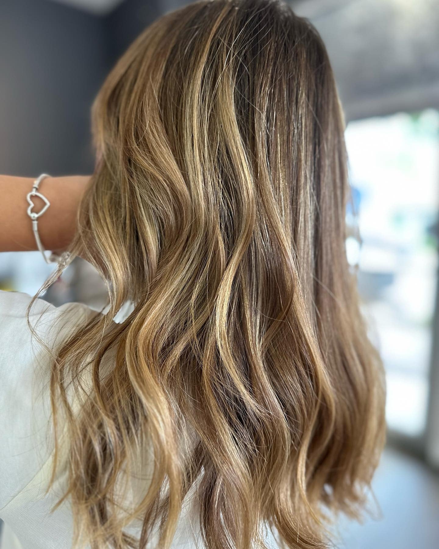 13. Goldener Honig Balayage auf Wellen mit mittlerer Länge (Balayage Haarfarben)