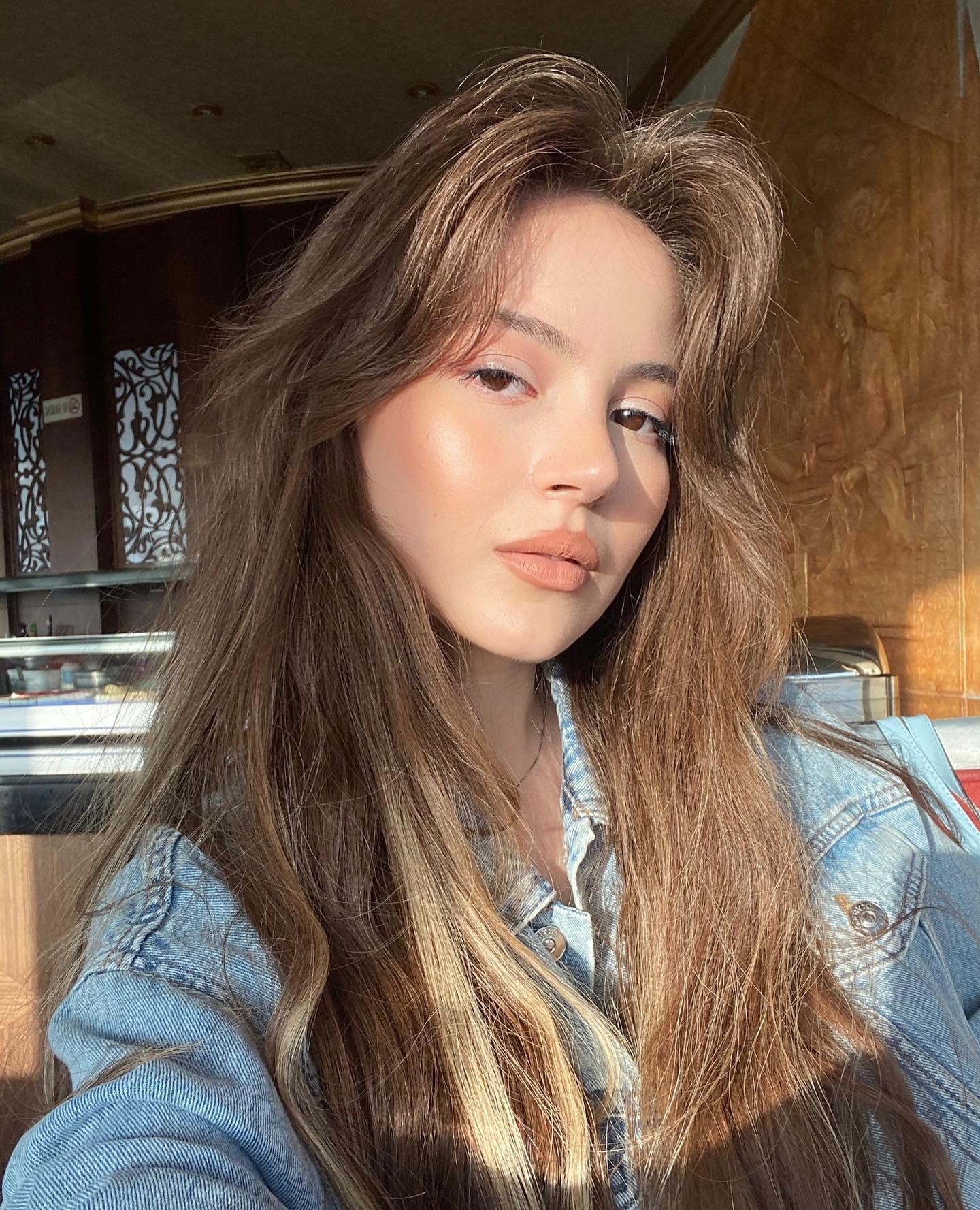 13. Goldene Mokka-Vorhangschichten (flauschige Frisuren)