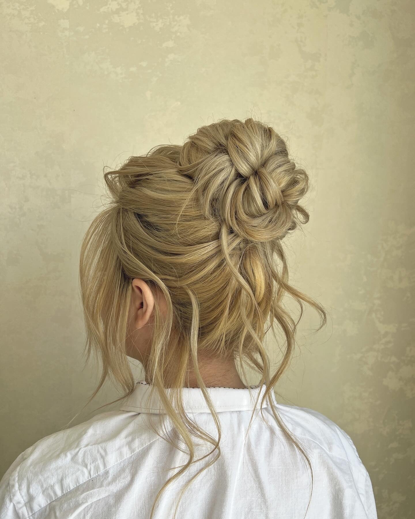 13. Golden Vanilla Braided Bun (Messy Bun-Frisuren)